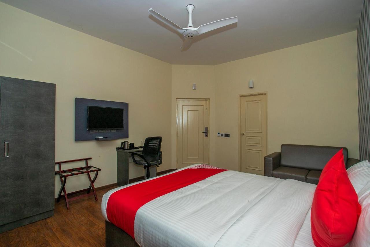 Collection O Premium Eden Au Lac Near Sri Someshwara Swami Temple Бангалор Екстериор снимка